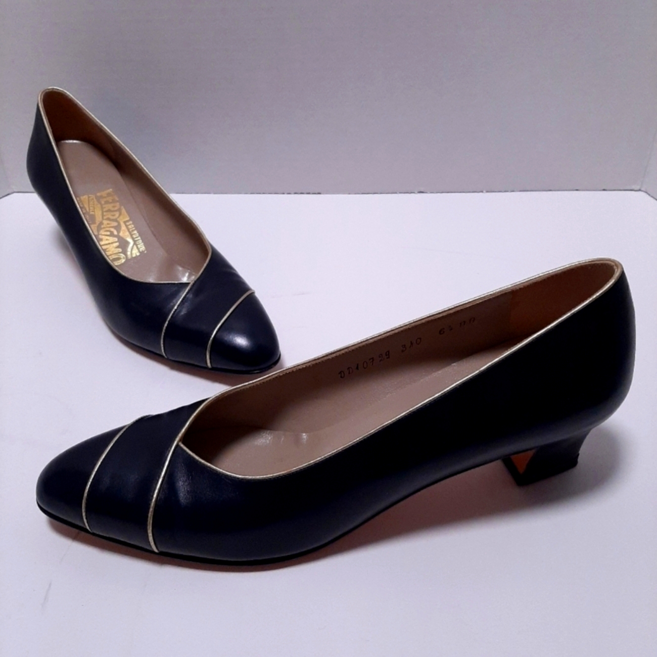 Salvatore Ferragamo Womens Classic Pumps Size 6.5 Aa Blue W/ Gold Accent